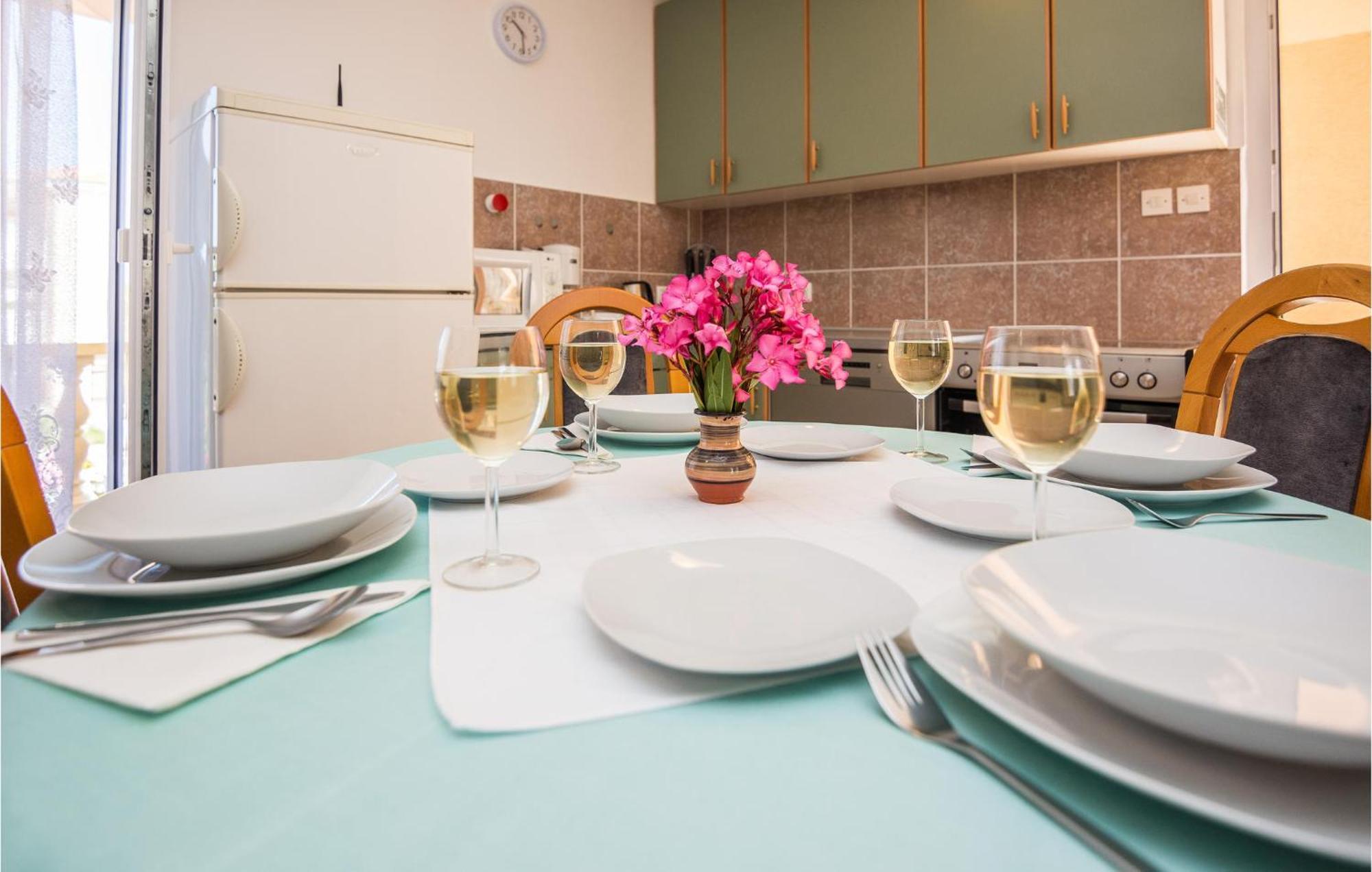 Beautiful Apartment In Privlaka With Kitchen Eksteriør billede